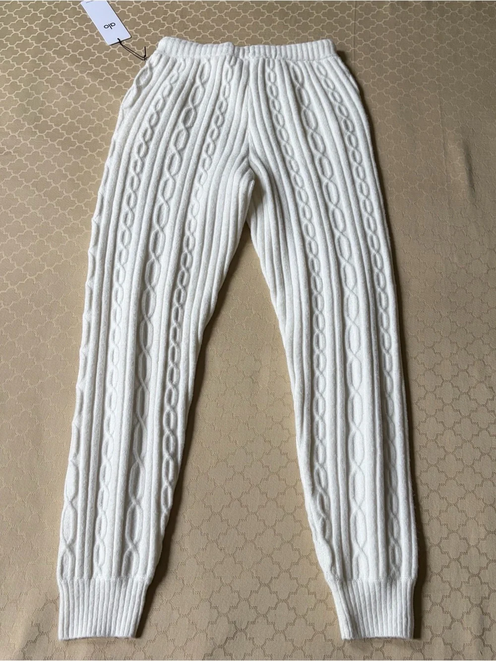 NWT ALO Yoga White Cable Knit Winter Bliss Pant Jogger Sweatpant Size Large - Picture 8 of 11